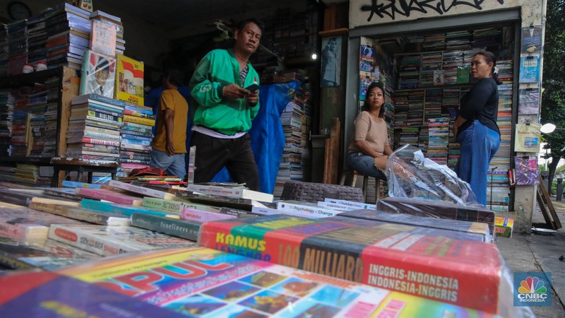 Pedagang buku menunggu pembeli di Sentra Toko Buku Kwitang, Jakarta, Selasa (4/11/2025). Sentra toko buku Kwitang masih cukup eksis meski kondisinya tak seramai dahulu ditengah gempuran marketplace. (CNBC Indonesia/Faisal Rahman)