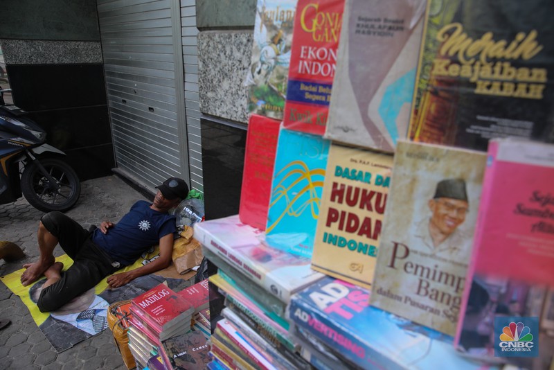Pedagang buku menunggu pembeli di Sentra Toko Buku Kwitang, Jakarta, Selasa (4/11/2025). Sentra toko buku Kwitang masih cukup eksis meski kondisinya tak seramai dahulu ditengah gempuran marketplace. (CNBC Indonesia/Faisal Rahman)