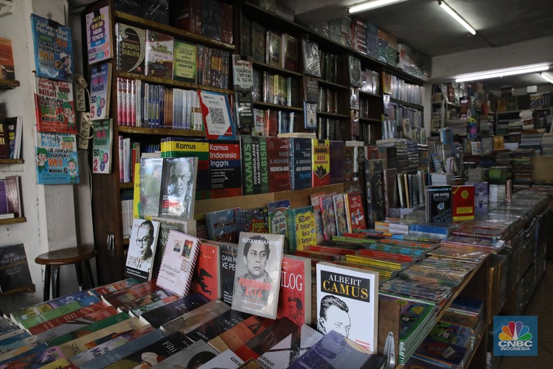 Pedagang buku menunggu pembeli di Sentra Toko Buku Kwitang, Jakarta, Selasa (4/11/2025). Sentra toko buku Kwitang masih cukup eksis meski kondisinya tak seramai dahulu ditengah gempuran marketplace. (CNBC Indonesia/Faisal Rahman)