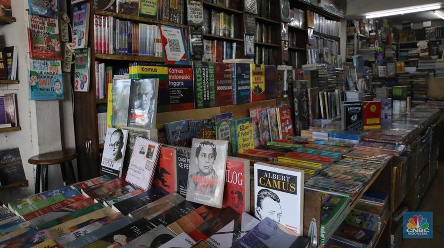 Pedagang buku menunggu pembeli di Sentra Toko Buku Kwitang, Jakarta, Selasa (4/11/2025). Sentra toko buku Kwitang masih cukup eksis meski kondisinya tak seramai dahulu ditengah gempuran marketplace. (CNBC Indonesia/Faisal Rahman)