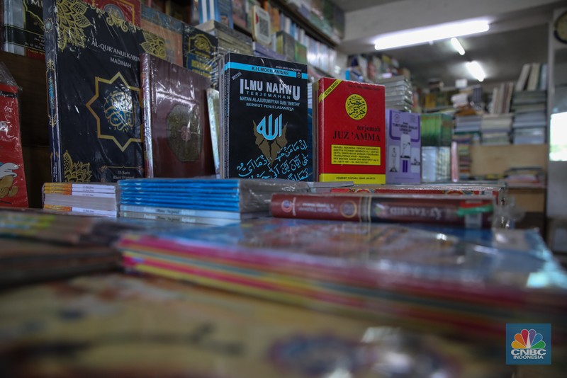 Pedagang buku menunggu pembeli di Sentra Toko Buku Kwitang, Jakarta, Selasa (4/11/2025). Sentra toko buku Kwitang masih cukup eksis meski kondisinya tak seramai dahulu ditengah gempuran marketplace. (CNBC Indonesia/Faisal Rahman)