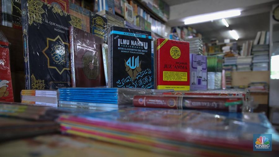 Pedagang buku menunggu pembeli di Sentra Toko Buku Kwitang, Jakarta, Selasa (4/11/2025). Sentra toko buku Kwitang masih cukup eksis meski kondisinya tak seramai dahulu ditengah gempuran marketplace. (CNBC Indonesia/Faisal Rahman)
