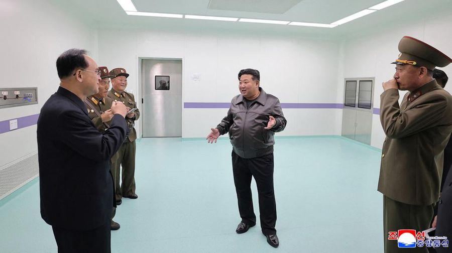 Pemimpin Korea Utara, Kim Jong Un, mengunjungi unit pasukan militer Korea Utara Korps ke-11, Sabtu (1/11), menurut laporan media pemerintah. (via REUTERS/KCNA)