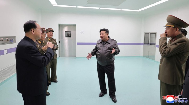 Pemimpin Korea Utara, Kim Jong Un, mengunjungi unit pasukan militer Korea Utara Korps ke-11, Sabtu (1/11), menurut laporan media pemerintah. (via REUTERS/KCNA)