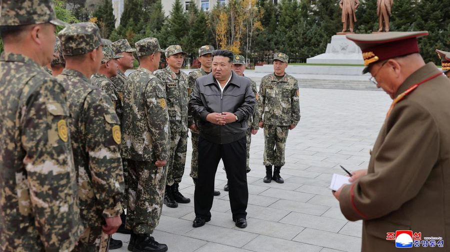 Pemimpin Korea Utara, Kim Jong Un, mengunjungi unit pasukan militer Korea Utara Korps ke-11, Sabtu (1/11), menurut laporan media pemerintah. (via REUTERS/KCNA)