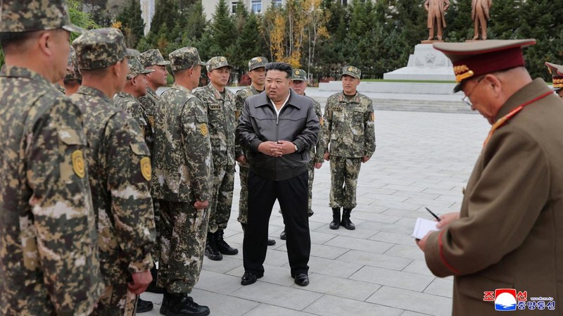 Pemimpin Korea Utara, Kim Jong Un, mengunjungi unit pasukan militer Korea Utara Korps ke-11, Sabtu (1/11), menurut laporan media pemerintah. (via REUTERS/KCNA)