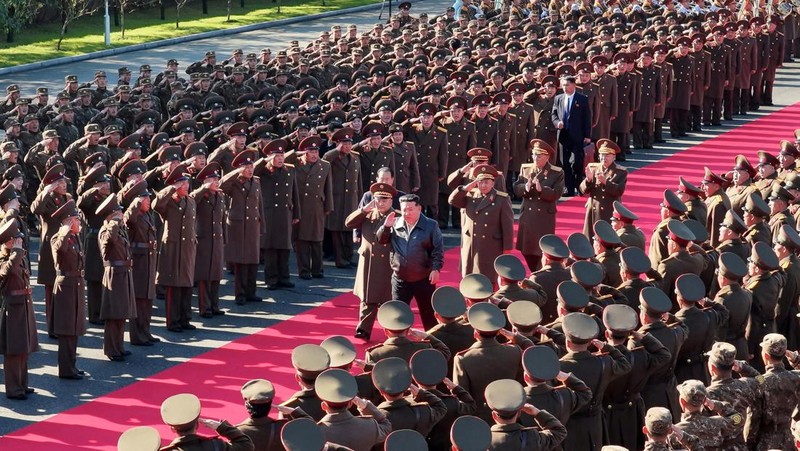 Pemimpin Korea Utara, Kim Jong Un, mengunjungi unit pasukan militer Korea Utara Korps ke-11, Sabtu (1/11), menurut laporan media pemerintah. (via REUTERS/KCNA)