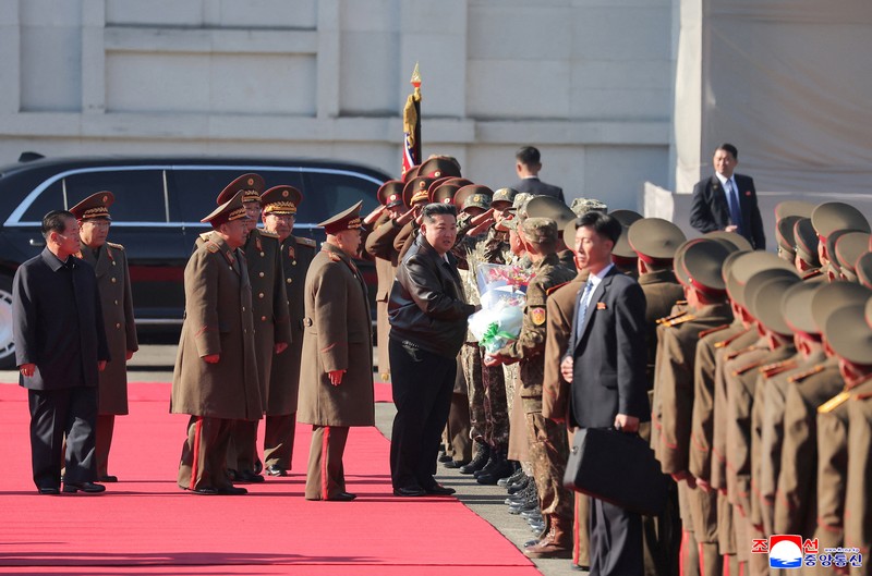 Pemimpin Korea Utara, Kim Jong Un, mengunjungi unit pasukan militer Korea Utara Korps ke-11, Sabtu (1/11), menurut laporan media pemerintah. (via REUTERS/KCNA)