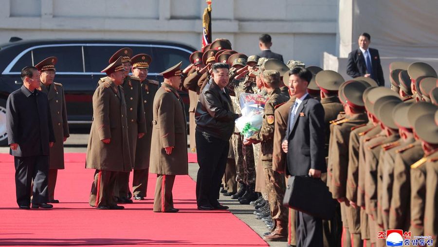 Pemimpin Korea Utara, Kim Jong Un, mengunjungi unit pasukan militer Korea Utara Korps ke-11, Sabtu (1/11), menurut laporan media pemerintah. (via REUTERS/KCNA)
