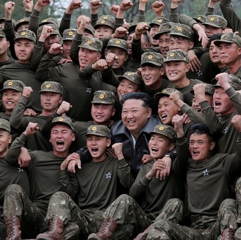 Siaga Perang, Ini Gaya Kim Jong Un Sidak Markas Pasukan Khusus Korut