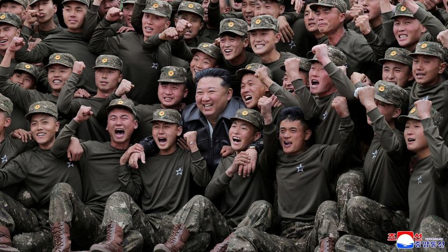 Pemimpin Korea Utara, Kim Jong Un, mengunjungi unit pasukan militer Korea Utara Korps ke-11, Sabtu (1/11), menurut laporan media pemerintah. (via REUTERS/KCNA)