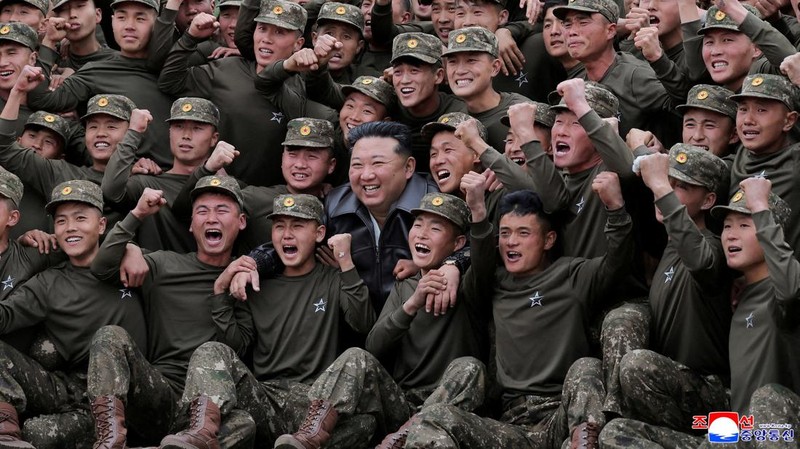Pemimpin Korea Utara, Kim Jong Un, mengunjungi unit pasukan militer Korea Utara Korps ke-11, Sabtu (1/11), menurut laporan media pemerintah. (via REUTERS/KCNA)
