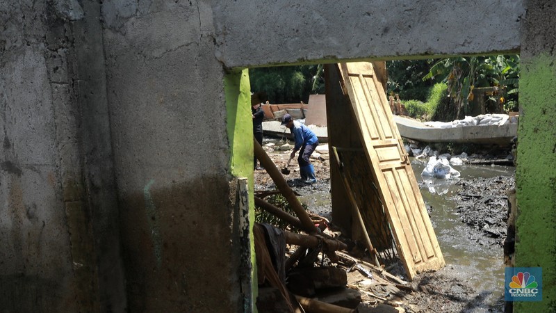 Petugas Dinas SDA menata karung pasir untuk penurapan sementara tanggul Baswedan yang jebol di Jati Padang, Pasar Minggu, Jakarta Selatan, Selasa (4/11/2025). (CNBC Indonesia/Muhammad Sabki)