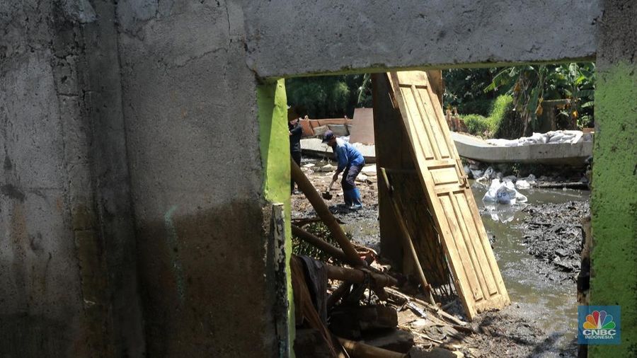 Petugas Dinas SDA menata karung pasir untuk penurapan sementara tanggul Baswedan yang jebol di Jati Padang, Pasar Minggu, Jakarta Selatan, Selasa (4/11/2025). (CNBC Indonesia/Muhammad Sabki)