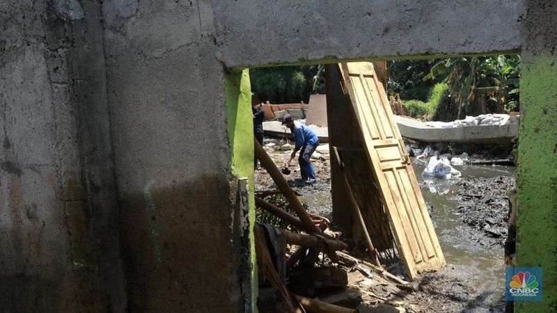 Petugas Dinas SDA menata karung pasir untuk penurapan sementara tanggul Baswedan yang jebol di Jati Padang, Pasar Minggu, Jakarta Selatan, Selasa (4/11/2025). (CNBC Indonesia/Muhammad Sabki)