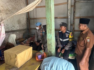 Polisi Malang Sambangi Pasutri Lansia yang Tinggal di Rumah Sederhananya