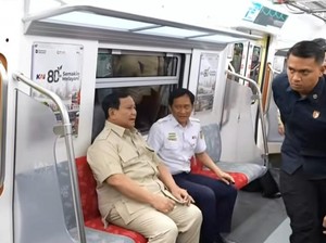Video Prabowo Terkesan Naik KRL: Saya Orang Paling Suka Kereta Api