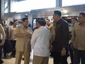 Disambut AHY-Pramono, Prabowo Tiba di Stasiun Tanah Abang Baru untuk Peresmian