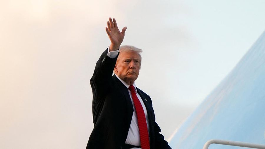 Presiden AS Donald Trump melambaikan tangan saat menaiki Air Force One dalam perjalanan ke Washington di Bandara Internasional Palm Beach di West Palm Beach, Florida, AS, 2 November 2025. (REUTERS/Elizabeth Frantz)