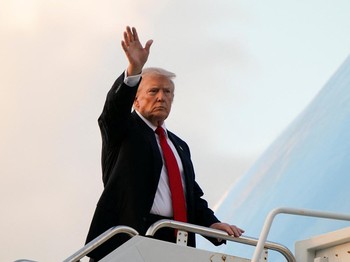 Air Force One Gangguan Teknis Saat Menuju Davos, Trump Kembali ke AS
