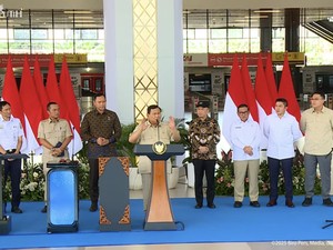 Prabowo Terkesan Naik KRL: Saya Orang yang Paling Suka dengan Kereta Api