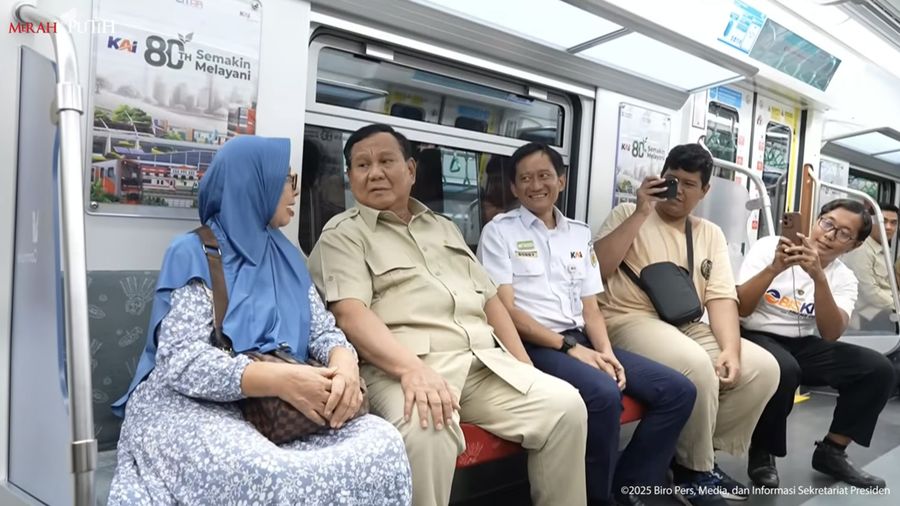 Presiden Prabowo Subianto menaiki KRL dari Stasiun Manggarai menuju Tanah Abang pada Selasa (4/11/2025). (Tangkapan Layar Youtube/Sekretariat Presiden)