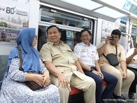 Prabowo Naik KRL dari Manggarai ke Tanah Abang, Diajak Foto Warga