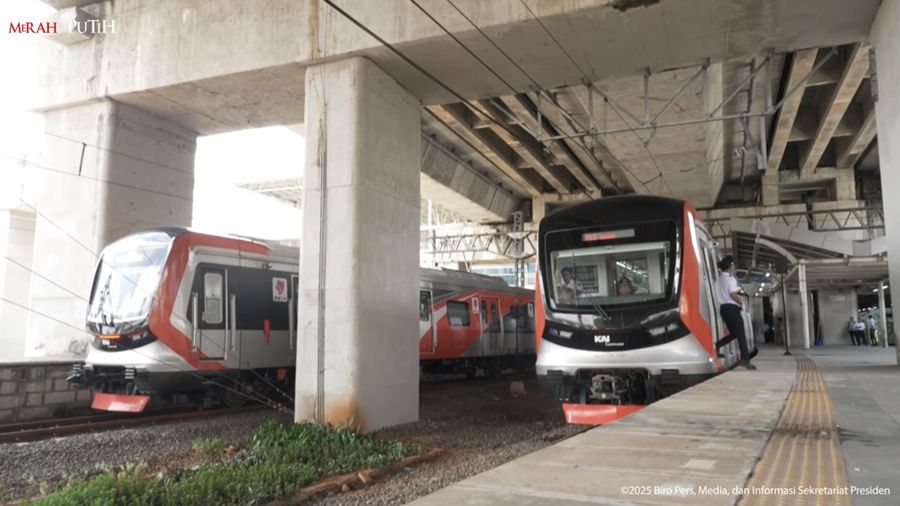 Presiden Prabowo Subianto menaiki KRL dari Stasiun Manggarai menuju Tanah Abang pada Selasa (4/11/2025). (Tangkapan Layar Youtube/Sekretariat Presiden)