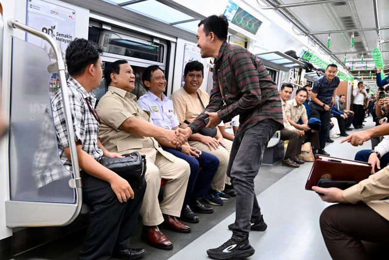 Presiden Prabowo Subianto meresmikan Stasiun Tanah Abang Baru pada Selasa, (4/11/2025). Kepala Negara tiba di Stasiun Tanah Abang Baru setelah sebelumnya menaiki Kereta Rel Listrik (KRL) dari Stasiun Manggarai. (Dok. BPMI)