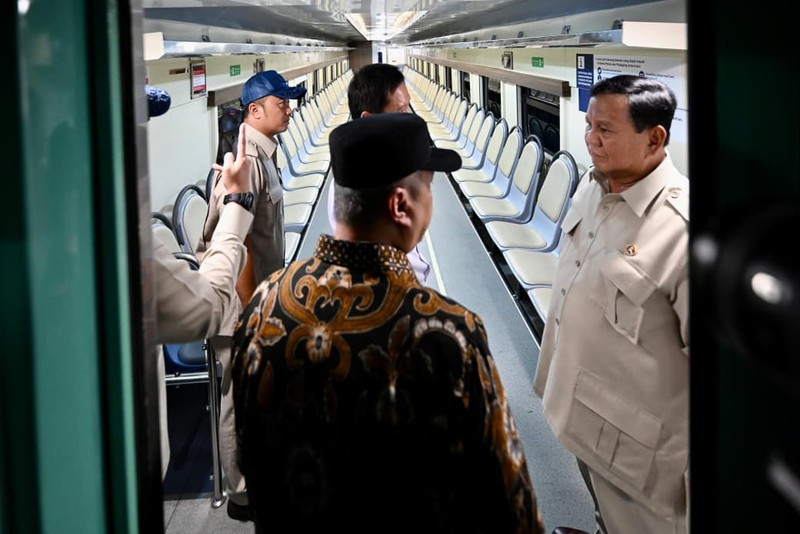Presiden Prabowo Subianto meresmikan Stasiun Tanah Abang Baru pada Selasa, (4/11/2025). Kepala Negara tiba di Stasiun Tanah Abang Baru setelah sebelumnya menaiki Kereta Rel Listrik (KRL) dari Stasiun Manggarai. (Dok. BPMI)
