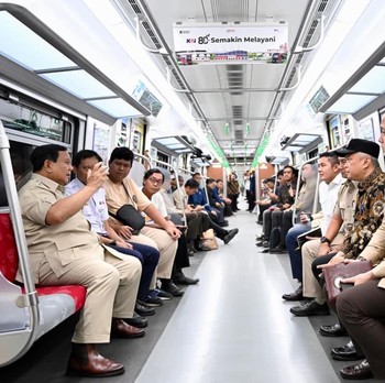 Potret Prabowo Naik KRL dari Manggarai-Tanah Abang, Oh Begini Rasanya
