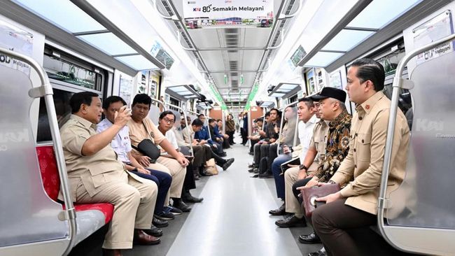Potret Prabowo Naik KRL dari Manggarai-Tanah Abang, Oh Begini Rasanya