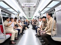 Potret Prabowo Naik KRL dari Manggarai-Tanah Abang, Oh Begini Rasanya