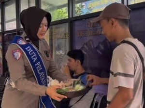 Polantas Menyapa, Satlantas Polres Kudus Berbagi Makanan ke Wajib Pajak