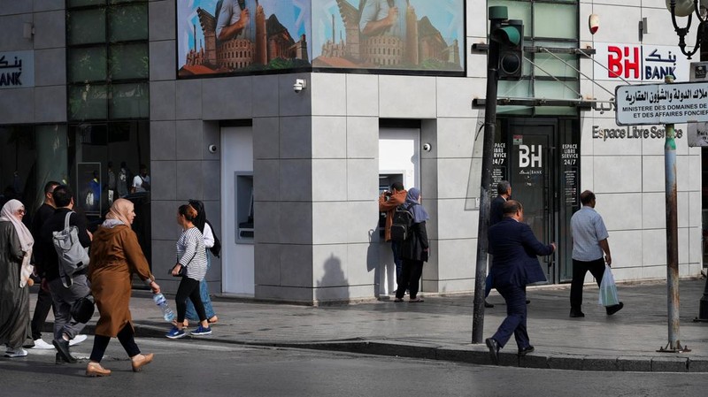 Karyawan bank Tunisia berkumpul di depan kantor pusat Serikat Buruh Umum Tunisia (UGTT) selama pemogokan untuk menuntut kenaikan gaji, di Tunis, Tunisia, 3 November 2025. (REUTERS/Jihed Abidellaoui)
