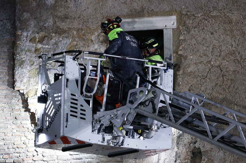 Debu mengepul saat sebagian menara Torre dei Conti runtuh menyusul keruntuhan sebagian sebelumnya, dekat Via dei Fori Imperiali, dekat Colosseum, di Roma, Italia, 3 November 2025. (REUTERS/Remo Casilli)