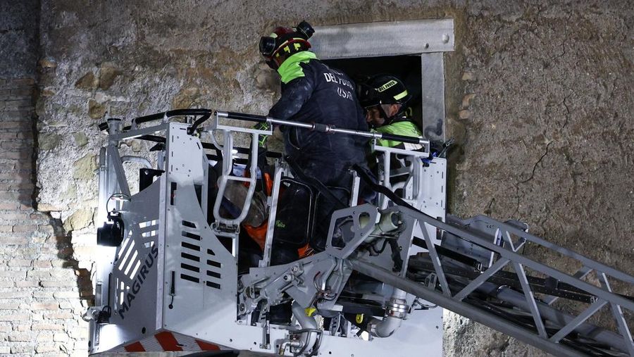 Debu mengepul saat sebagian menara Torre dei Conti runtuh menyusul keruntuhan sebagian sebelumnya, dekat Via dei Fori Imperiali, dekat Colosseum, di Roma, Italia, 3 November 2025. (REUTERS/Remo Casilli)