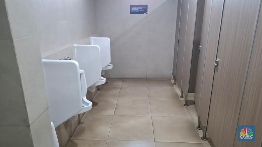 Tampilan toilet Stasiun Tanah Abang baru. (CNBC Indonesia/Chandra Dwi Pranata)