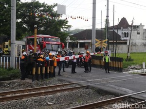 Polisi Sebut Palang Terhalang Truk saat Laka Maut KA Bangunkarta di Sleman