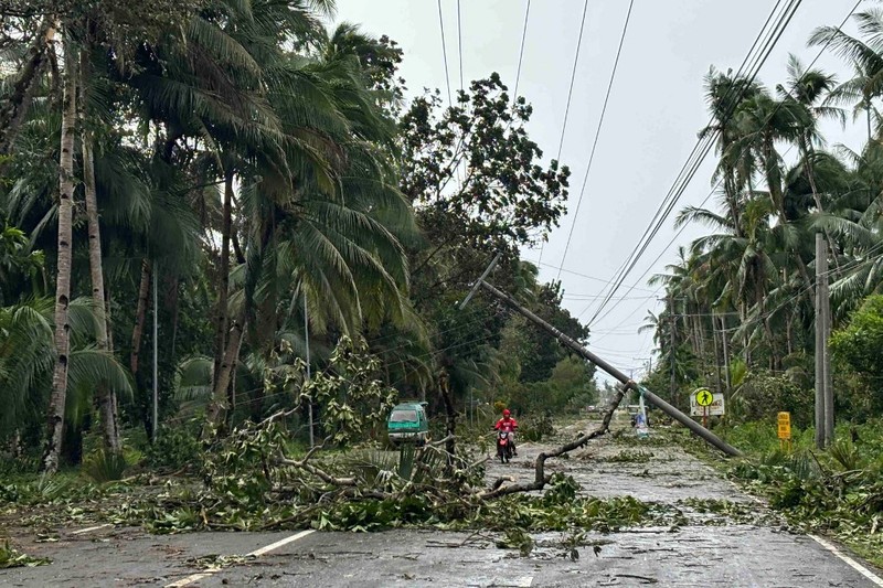 Topan Kalmaegi menerjang wilayah permukiman warga di Kota Cebu, Filipina tengah pada Selasa (4/11/2025). (Alan TANGCAWAN/AFP)