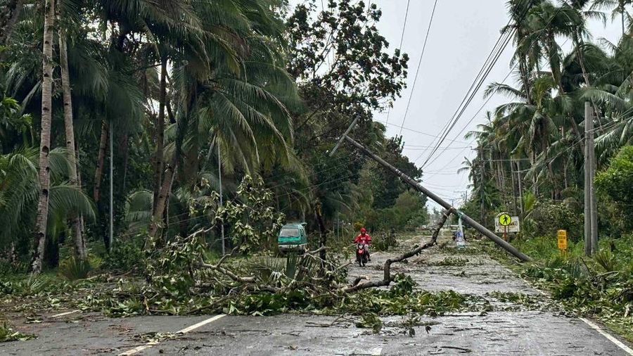 Topan Kalmaegi menerjang wilayah permukiman warga di Kota Cebu, Filipina tengah pada Selasa (4/11/2025). (Alan TANGCAWAN/AFP)