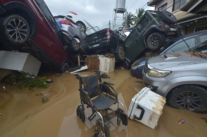 Topan Kalmaegi menerjang wilayah permukiman warga di Kota Cebu, Filipina tengah pada Selasa (4/11/2025). (Alan TANGCAWAN/AFP)