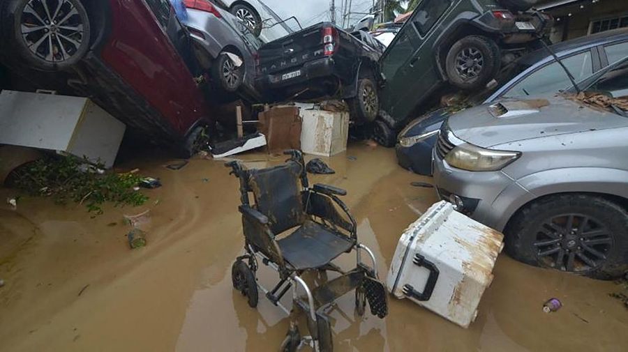 Topan Kalmaegi menerjang wilayah permukiman warga di Kota Cebu, Filipina tengah pada Selasa (4/11/2025). (Alan TANGCAWAN/AFP)