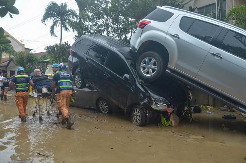 Topan Kalmaegi menerjang wilayah permukiman warga di Kota Cebu, Filipina tengah pada Selasa (4/11/2025). (Alan TANGCAWAN/AFP)
