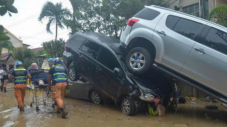 Topan Kalmaegi menerjang wilayah permukiman warga di Kota Cebu, Filipina tengah pada Selasa (4/11/2025). (Alan TANGCAWAN/AFP)