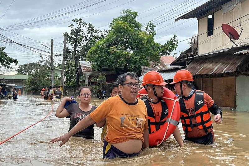 Topan Kalmaegi menerjang wilayah permukiman warga di Kota Cebu, Filipina tengah pada Selasa (4/11/2025). (Alan TANGCAWAN/AFP)