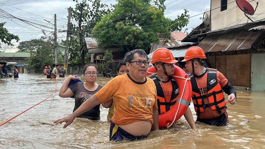 Topan Kalmaegi menerjang wilayah permukiman warga di Kota Cebu, Filipina tengah pada Selasa (4/11/2025). (Alan TANGCAWAN/AFP)