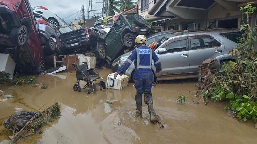 Topan Kalmaegi menerjang wilayah permukiman warga di Kota Cebu, Filipina tengah pada Selasa (4/11/2025). (Alan TANGCAWAN/AFP)