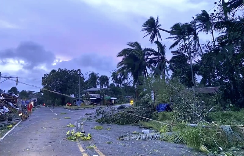 Topan Kalmaegi semakin intensif saat menghantam wilayah tengah Filipina pada Selasa (4/11/2025). Biro Meteorologi memperingatkan kondisi “mengancam jiwa”, menempatkan sebagian besar kawasan Visayas dalam peringatan badai tingkat dua. (Tangkapan Layar Video Reuters/MDRRMO SILAGO HANDOUT)