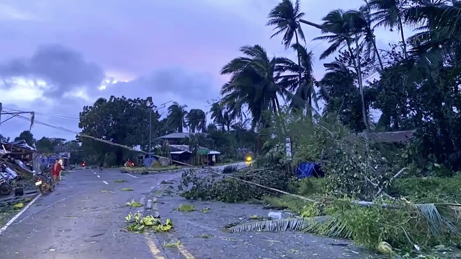 Topan Kalmaegi semakin intensif saat menghantam wilayah tengah Filipina pada Selasa (4/11/2025). Biro Meteorologi memperingatkan kondisi “mengancam jiwa”, menempatkan sebagian besar kawasan Visayas dalam peringatan badai tingkat dua. (Tangkapan Layar Video Reuters/MDRRMO SILAGO HANDOUT)